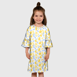 Платье с принтом Летний вайб - паттерн лимонов для ребенка, вид на модели спереди №3. Цвет основы: белый