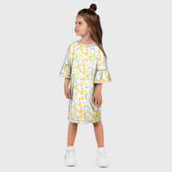 Платье с принтом Летний вайб - паттерн лимонов для ребенка, вид на модели спереди №2. Цвет основы: белый