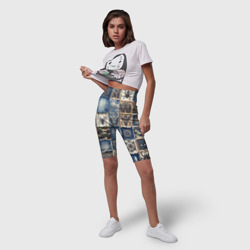 Велосипедки с принтом Пауки на пэчворк джинсах для женщины, вид на модели спереди №4. Цвет основы: белый