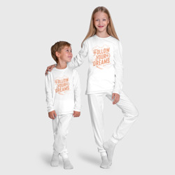 Пижама с принтом Следуй за своей мечтой для ребенка, вид на модели спереди №5. Цвет основы: белый