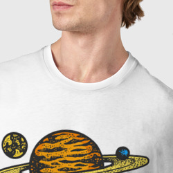Футболка с принтом Человек сатурн для мужчины, вид на модели спереди №4. Цвет основы: белый