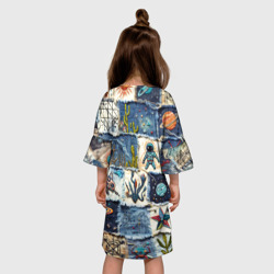 Платье с принтом Джинсовый пэчворк с пришельцами для ребенка, вид на модели сзади №2. Цвет основы: белый