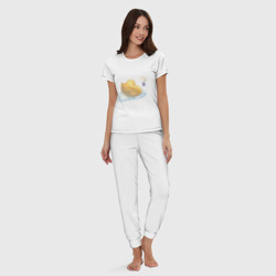Пижама с принтом Солнечный кот под луной для женщины, вид на модели спереди №3. Цвет основы: белый