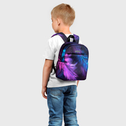Рюкзак с принтом Искрящиеся перья в розовых и голубых оттенках для ребенка, вид на модели спереди №2. Цвет основы: белый