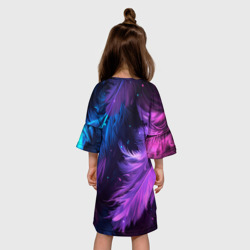 Платье с принтом Искрящиеся перья в розовых и голубых оттенках для ребенка, вид на модели сзади №2. Цвет основы: белый