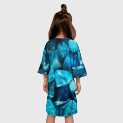 Платье с принтом Аквамарин камни минералы крупный план для ребенка, вид на модели сзади №2. Цвет основы: белый