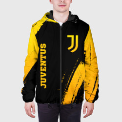 Куртка с принтом Juventus - gold gradient вертикально для мужчины, вид на модели спереди №3. Цвет основы: черный