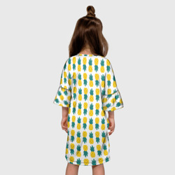 Платье с принтом Ананасы - белый паттерн для ребенка, вид на модели сзади №2. Цвет основы: белый