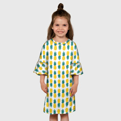Платье с принтом Ананасы - белый паттерн для ребенка, вид на модели спереди №3. Цвет основы: белый
