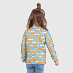 Лонгслив с принтом Дольки апельсинов - голубы полосы для ребенка, вид на модели сзади №3. Цвет основы: белый
