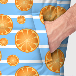 Жилет с принтом Дольки апельсинов - голубы полосы для мужчины, вид на модели спереди №4. Цвет основы: черный