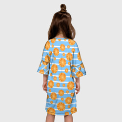 Платье с принтом Дольки апельсинов - голубы полосы для ребенка, вид на модели сзади №2. Цвет основы: белый