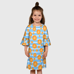 Платье с принтом Дольки апельсинов - голубы полосы для ребенка, вид на модели спереди №3. Цвет основы: белый