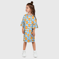 Платье с принтом Дольки апельсинов - голубы полосы для ребенка, вид на модели спереди №2. Цвет основы: белый