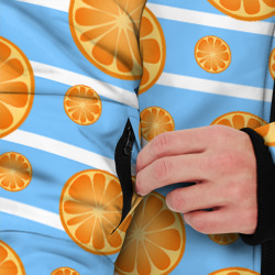 Куртка с принтом Дольки апельсинов - голубы полосы для мужчины, вид на модели спереди №3. Цвет основы: черный