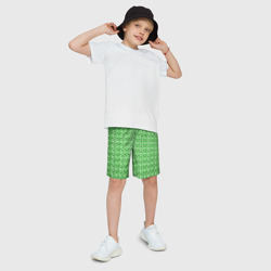 Шорты с принтом Белые плюсики на зелёном фоне для ребенка, вид на модели спереди №2. Цвет основы: белый