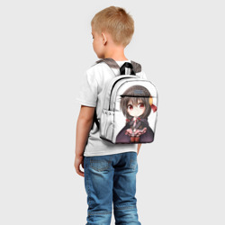 Рюкзак с принтом Konosuba Юн-юн чибик для ребенка, вид на модели спереди №2. Цвет основы: белый