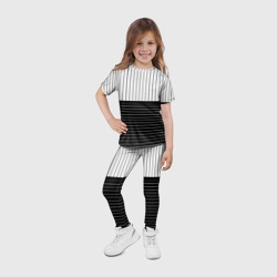 Леггинсы с принтом Полосатый чёрно-белый для ребенка, вид на модели спереди №4. Цвет основы: белый