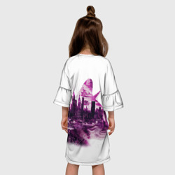 Платье с принтом Морда кота и город эффект двойной экспозиции для ребенка, вид на модели сзади №2. Цвет основы: белый