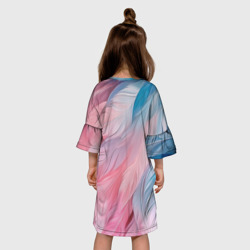 Платье с принтом Пастельно-голубые и розовые перья для ребенка, вид на модели сзади №2. Цвет основы: белый