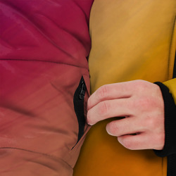 Куртка с принтом Абстракция солнечный луч для мужчины, вид на модели спереди №3. Цвет основы: черный