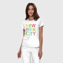 Пижама с принтом New York city colors для женщины, вид на модели спереди №2. Цвет основы: белый