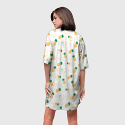 Платье с принтом Узор из ананасов и кусочков ананаса для женщины, вид на модели сзади №2. Цвет основы: белый