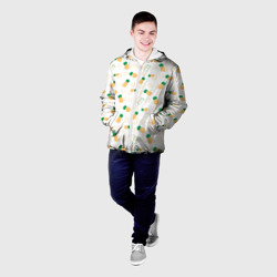 Куртка с принтом Узор из ананасов и кусочков ананаса для мужчины, вид на модели спереди №2. Цвет основы: белый