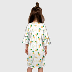 Платье с принтом Узор из ананасов и кусочков ананаса для ребенка, вид на модели сзади №2. Цвет основы: белый