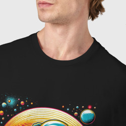 Футболка с принтом Исследователь космоса для мужчины, вид на модели спереди №4. Цвет основы: черный