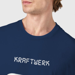 Футболка с принтом Kraftwerk - Trans europe express для мужчины, вид на модели спереди №4. Цвет основы: темно-синий