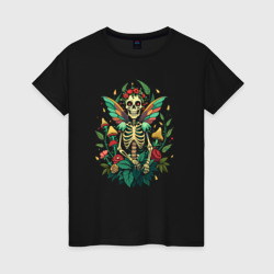 Скелет с крыльями бабочки в окружении грибов и цветов – Женская футболка хлопок с принтом купить со скидкой в -20%