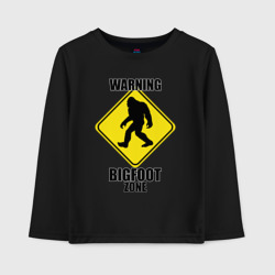 Предупреждающий знак Bigfoot zone – Детский лонгслив хлопок с принтом купить со скидкой в -20%
