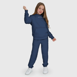 Костюм с принтом Девочки могут всё минимализм для ребенка, вид на модели спереди №4. Цвет основы: темно-синий