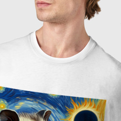 Футболка с принтом Опоссум в очках смотрит на солнечное затмение в стиле Ван Гога для мужчины, вид на модели спереди №4. Цвет основы: белый
