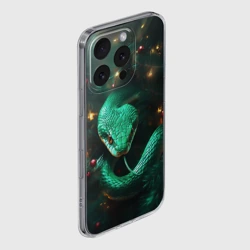 Чехол для iPhone 16 Pro Max силиконовый с защитой камеры Зелёная новогодняя уходящая змея - фото 2