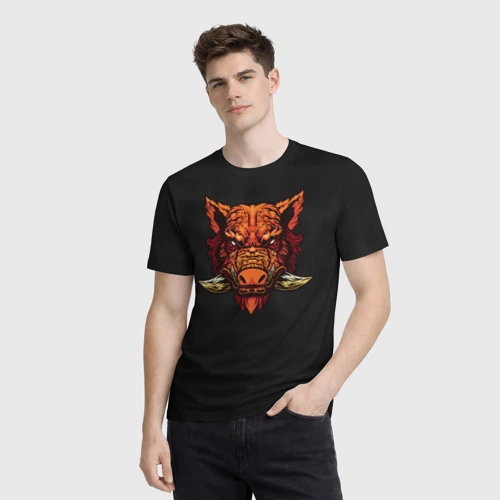 Мужская футболка 3D с принтом Красный дикий кабан на темном фоне, фото на моделе #1