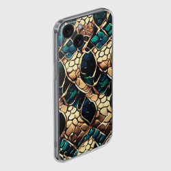 Чехол для iPhone 15 силиконовый с защитой камеры Чешуя золотого дракона и изумрудной змеи - фото 2