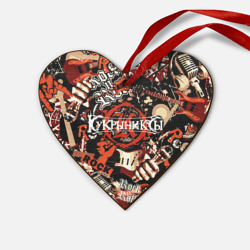 Деревянная игрушка Сердце Кукрыниксы на фоне электрогитар
