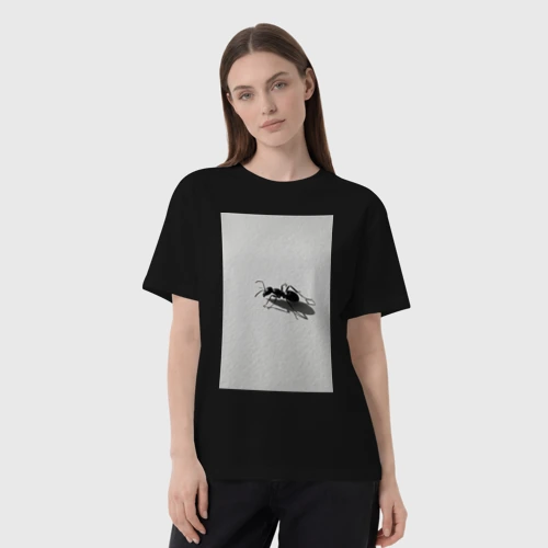 Женская футболка хлопок Oversize с принтом Муравей и тень на бумаге, фото на моделе #1
