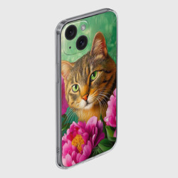 Чехол для iPhone 15 силиконовый с защитой камеры Кошка и розовые пионы на зеленом фоне - живопись - фото 2