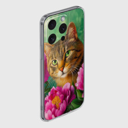 Чехол для iPhone 15 Pro Max силиконовый с защитой камеры Кошка и розовые пионы на зеленом фоне - живопись - фото 2