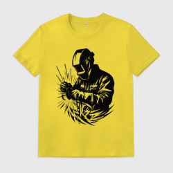 Мужская футболка хлопок Сварщик варит с искрами