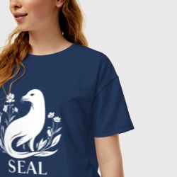 Женская футболка хлопок Oversize Тюлень среди цветов - фото 2