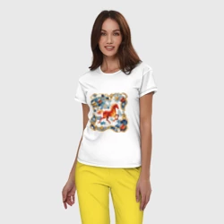 Женская пижама с белой футболкой хлопок Новый год красной лошади с новогодними шарами - фото 2