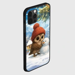 Чехол для iPhone 12 Pro Max Совушка в шапочке лепит снеговика - фото 2