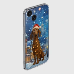 Чехол для iPhone 15 силиконовый с защитой камеры Удивленная новогодняя такса в гирлянде на фоне города - фото 2