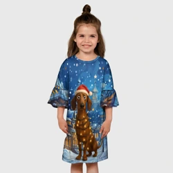 Детское платье 3D Удивленная новогодняя такса в гирлянде на фоне города - фото 2