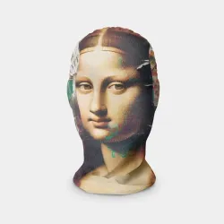 Маска карнавальная 3D Мона Лиза на кирпичной стене среди рваных афиш