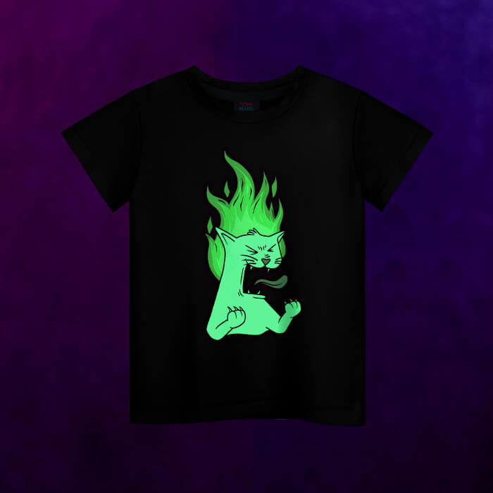 Светящаяся детская футболка Мемный котик в огне, цвет черный - фото 2